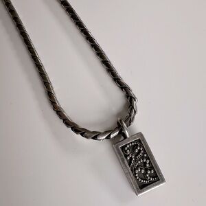 LIKE NEW Lois Hill pendant necklace